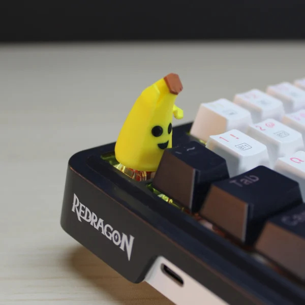 Keycap 3D w kształcie banana zamontowany na klawiaturze mechanicznej